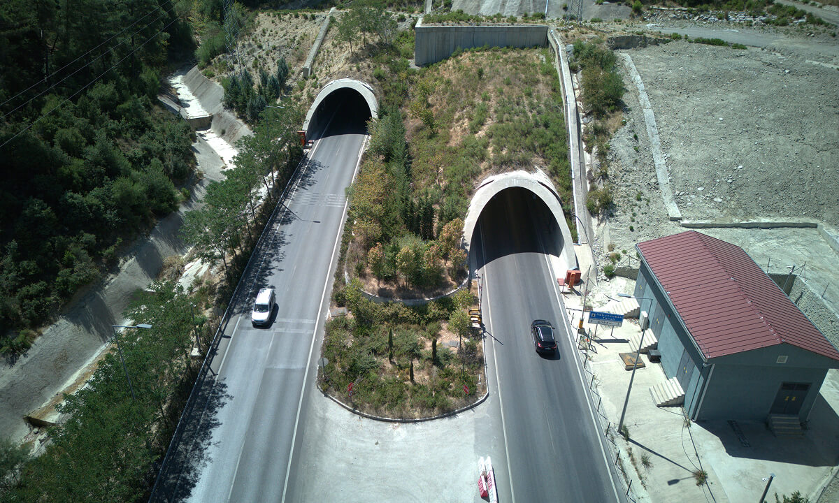 alyon-insaat-projelerımız-ulastırma-altyapısı-projeleri-sabuncubeli-tüneli-ve-baglantı-yolları-galeri-4.jpg